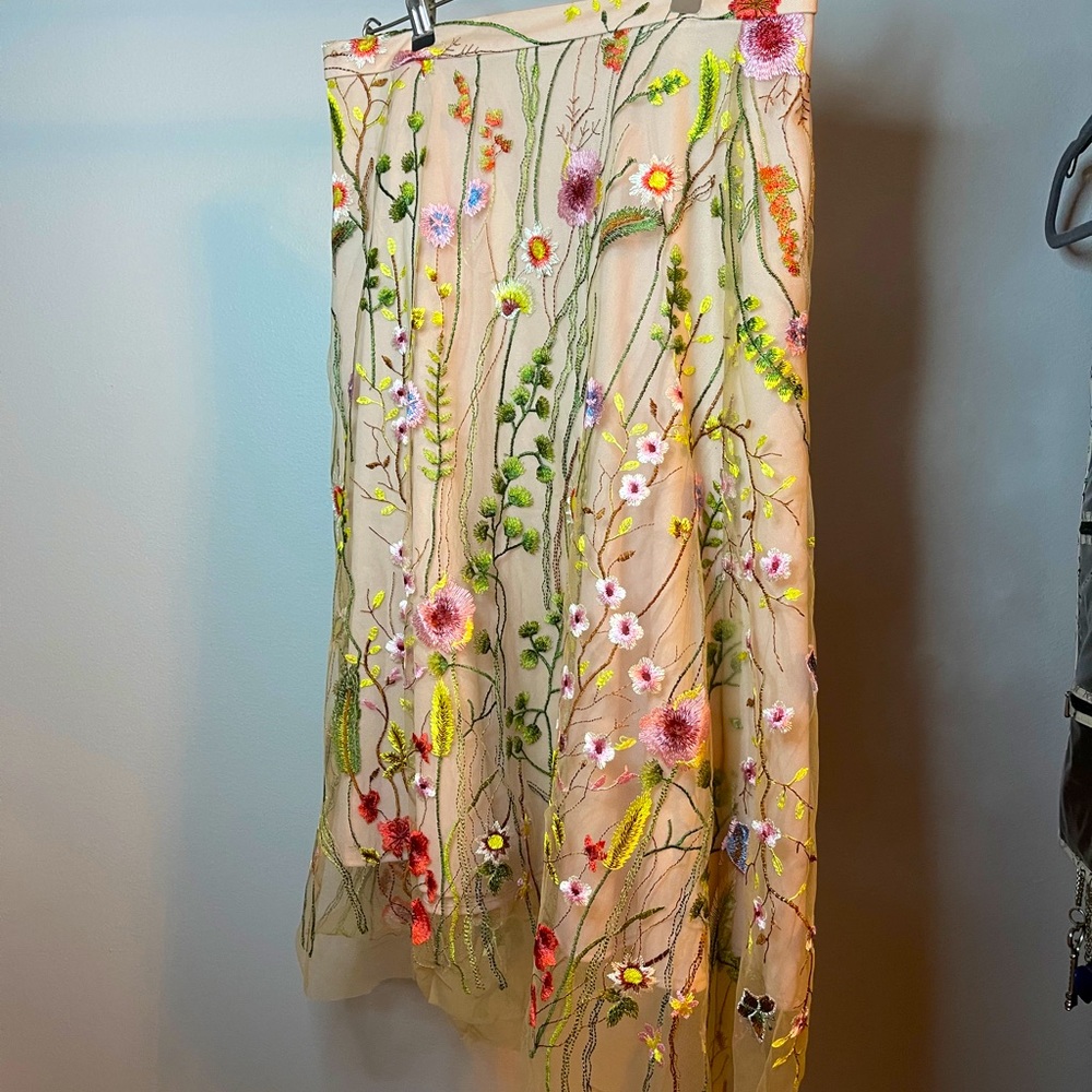 Embroidered on mesh midi skirt.